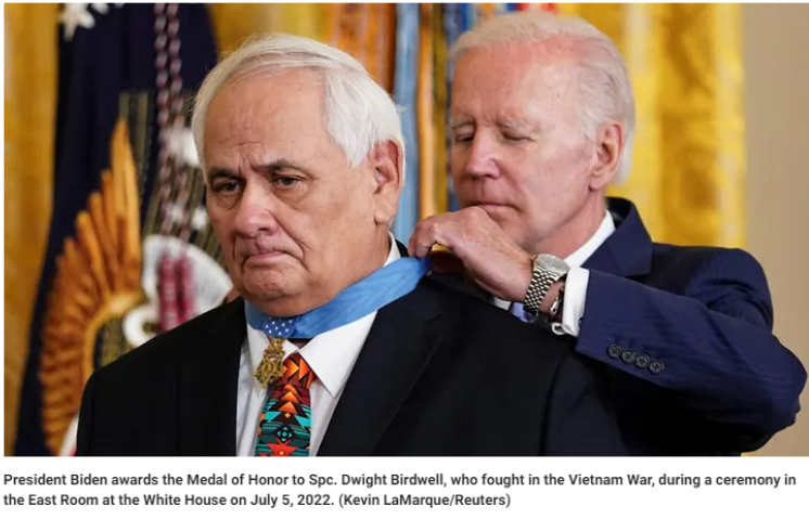 baideni2 Did Biden Affix a Medal of Honor to a Vietnam War Veteran ‘Backwards’?